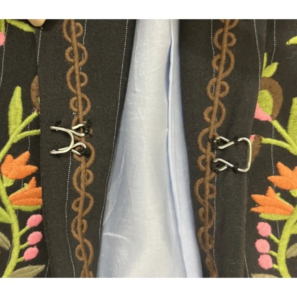 Yank American Women's Jacket Size 9/10 Embroidered Flowers Pinstripe RUNS SMALL